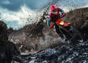 PG游戏下载-跨越时空的统治力，当尼克斯碾压猛龙，詹姆斯在欧冠接管比赛