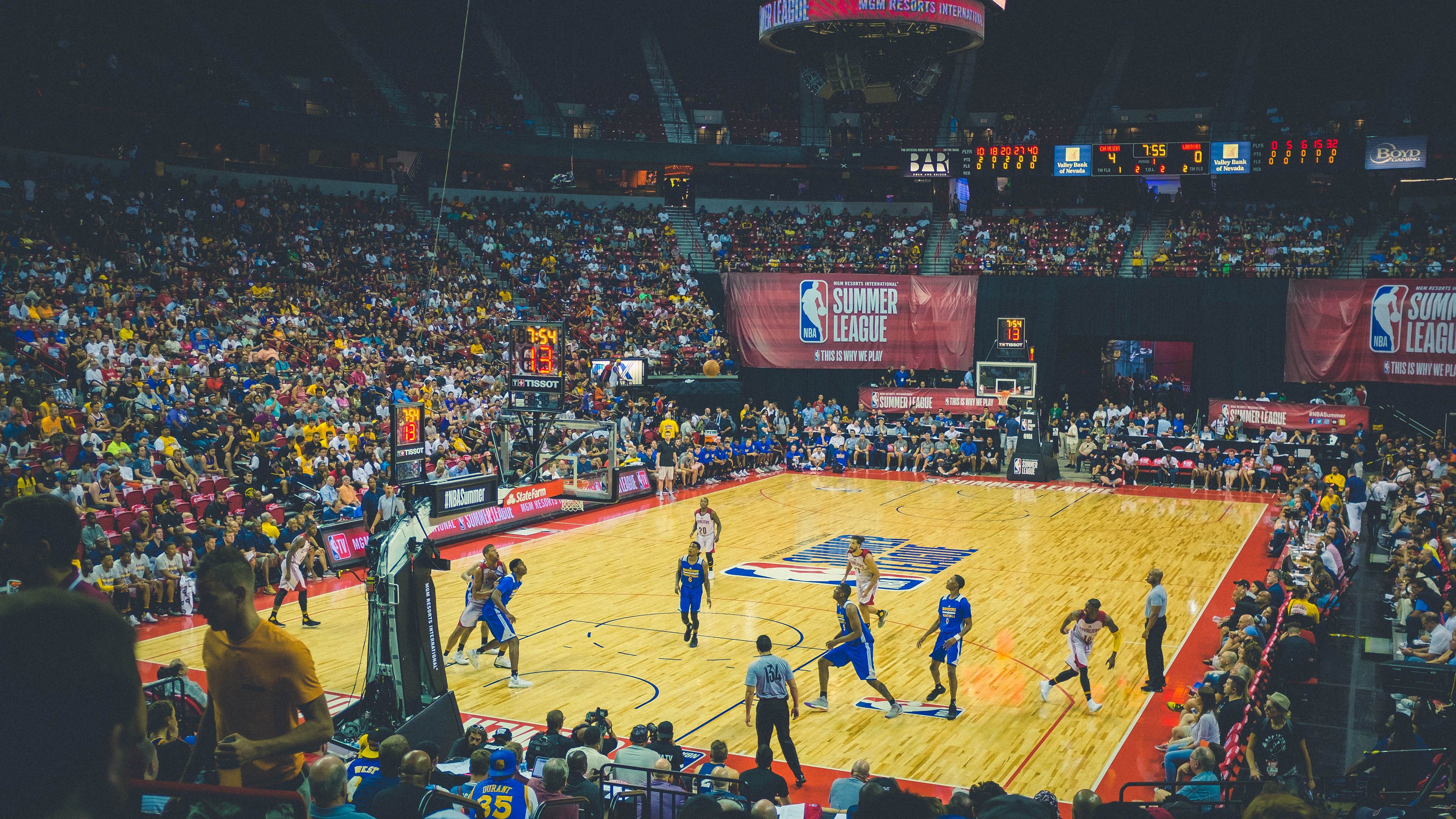 暗夜磐石，贝恩在季后赛的稳定之光